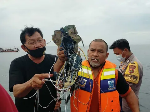 Indonesia xác nhận máy bay Boeing-737 chở 62 người lao xuống biển