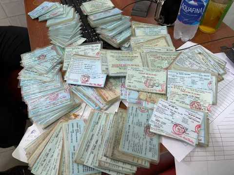 TP.HCM: Triệt phá đường dây làm thẻ ngành công an, giấy tờ giả qua mạng