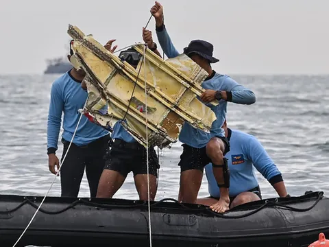 Phát hiện vị trí hộp đen của máy bay Indonesia bị rơi trên biển