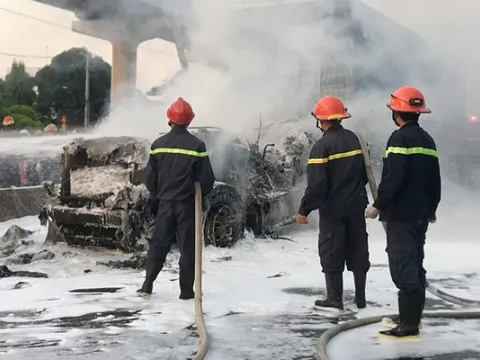 TP.HCM: Xe container bốc cháy ngùn ngụt trên xa lộ