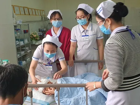 Bé trai 5 tuổi bị cha ruột chém nguy kịch