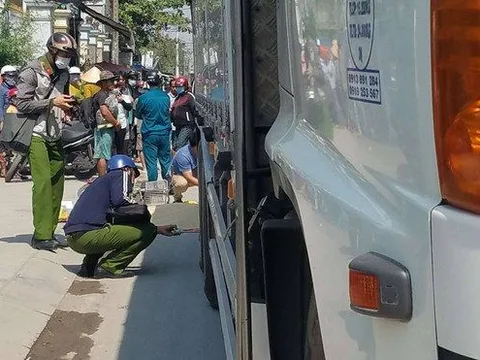 TP.HCM: Va chạm với xe tải, nữ sinh tiểu học tử vong thương tâm