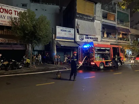 Giải cứu 7 người mắc kẹt trong đám cháy ở TP.HCM