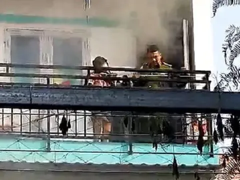 TP.HCM: Giải cứu bé gái bị mắc kẹt trong căn nhà bốc cháy