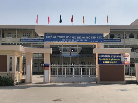 Nhóm côn đồ xông vào trường bắt học sinh đến nơi vắng đánh đập dã man