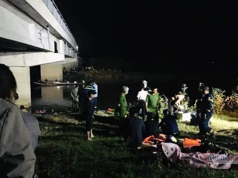 Ô tô đâm xe đạp điện trên cầu, nam sinh lớp 7 rơi xuống sông tử vong