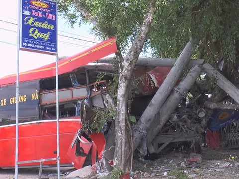 Xe khách giường nằm va chạm với đoàn xe đạp, 7 người thương vong