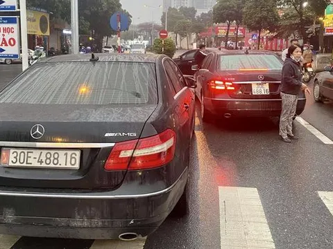 Tạm giữ 2 xe Mercedes E300 cùng biển số 'chạm mặt' ở Hà Nội