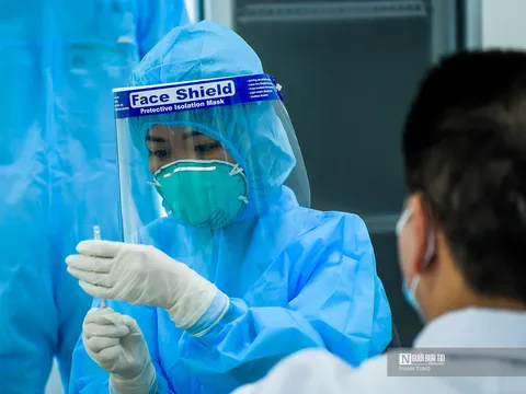 Cận cảnh những mũi tiêm vắc-xin Covid-19 đầu tiên ở Hà Nội