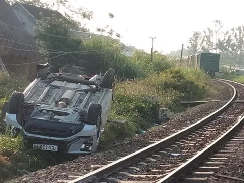 Vượt rào chắn, ôtô 7 chỗ bị tàu hỏa đâm, 3 người thương vong