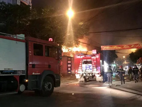 Cháy lớn tại cửa hàng thiết bị điện ở Hải Phòng