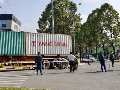 Va chạm với xe container, nhân viên cửa hàng tiện lợi bị cuốn vào gầm tử vong