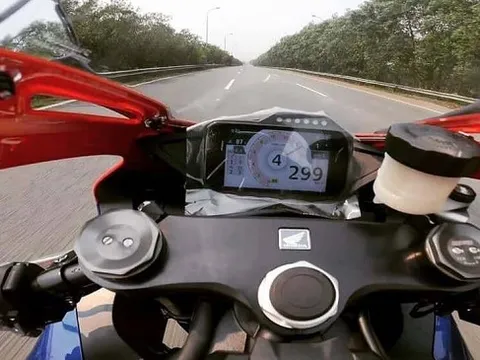 Xử phạt nam thanh niên lái mô tô chạy gần 300km/h trên đại lộ Thăng Long