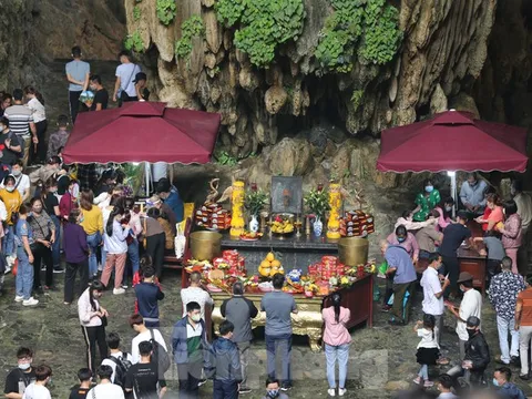 Chùa Hương mở cửa trở lại: Hàng vạn khách thập phương đổ về vãng cảnh, lễ phật