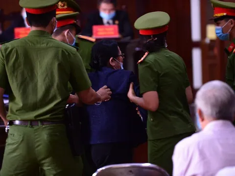 Bà Dương Thị Bạch Diệp xông lên bục khai báo la hét, phản đối tại tòa