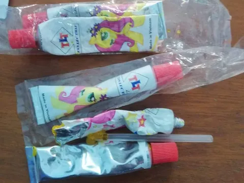 Quảng Bình: 3 học sinh bị ngộ độc sau khi thổi kẹo bong bóng