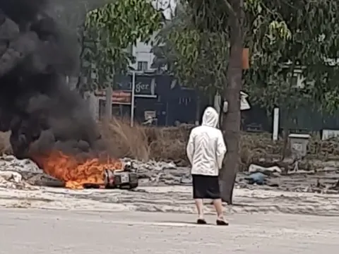 Bình Dương: Xe SH bốc cháy dữ dội trong công viên