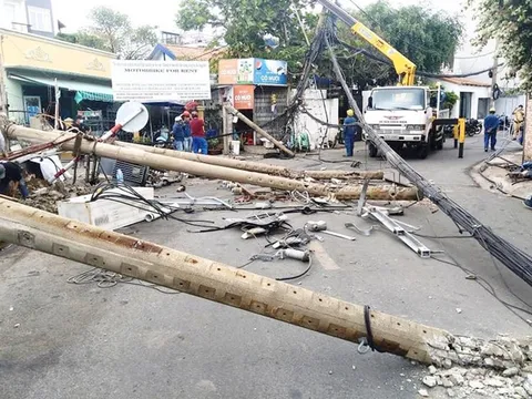 TP.HCM: Xe 7 chỗ tông đổ 5 cột điện, hơn 100 hộ dân mất điện