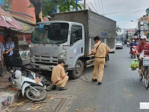 Cô gái bị xe tải tông trúng khi đang dừng mua bánh mì bên đường