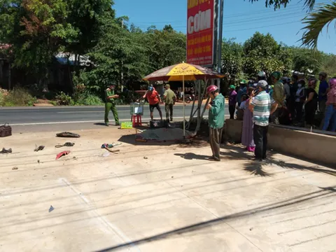 Va chạm với xe tải, 2 vợ chồng văng ra đường tử vong trên quốc lộ