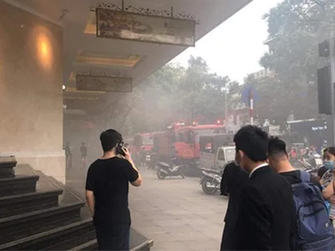 Hà Nội: Ô tô Range Rover tự bốc cháy dưới hầm Tràng Tiền Plaza