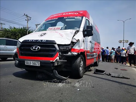 Xe khách va chạm với xe máy chạy ngược chiều, 2 người tử vong