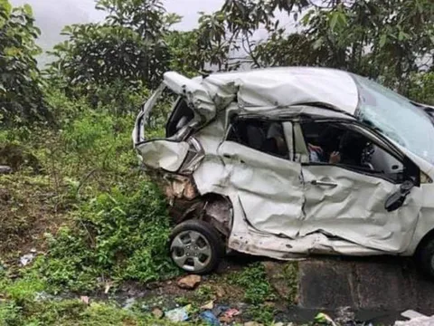 Hoà Bình: Ô tô con va chạm với xe khách, 2 người tử vong