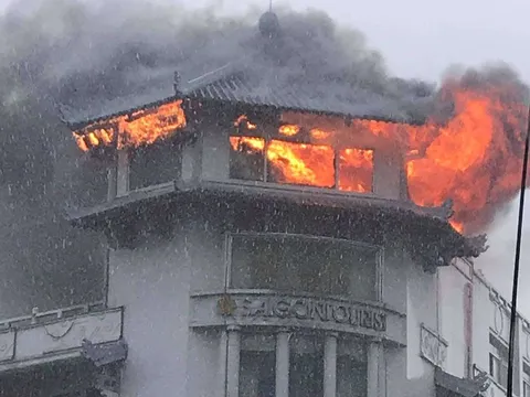 Khách sạn ở TP.HCM bốc cháy dữ dội trong mưa
