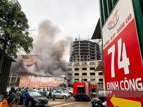 Hà Nội: Sau tiếng nổ lớn, xưởng in trên phố Định Công bất ngờ bốc cháy