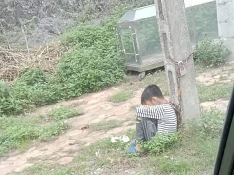 Lạng Sơn: Phát hiện bé trai 10 tuổi bị xích cổ vào cột điện bêu ven đường
