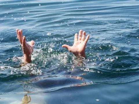 Bố mẹ vắng nhà, 2 chị em sinh đôi rơi xuống ao nước tử vong