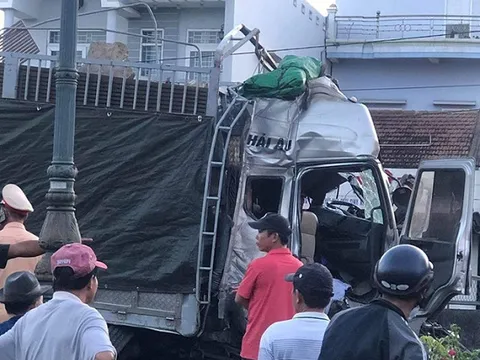 Xe tải đâm liên hoàn 5 xe khi đang dừng đèn đỏ ở Phú Yên