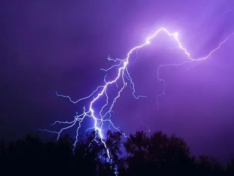 Đi đánh cá lúc trời sắp mưa, 4 người bị sét đánh thương vong