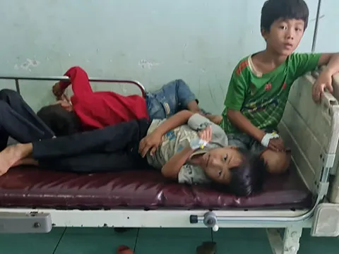 Sau khi ăn cưới, hơn 100 người có biểu hiện ngộ độc