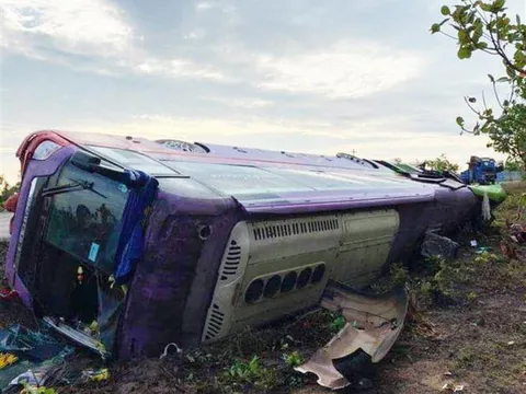 Đắk Lắk: Lật xe khách giường nằm, hơn 40 người bị thương