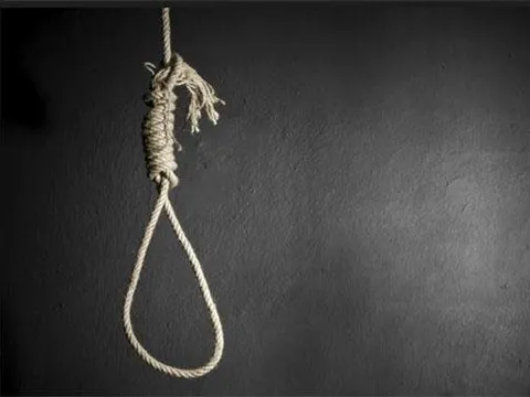 Phát hiện người đàn ông chết trong tư thế treo cổ gần cổng trường ở Hoà Bình