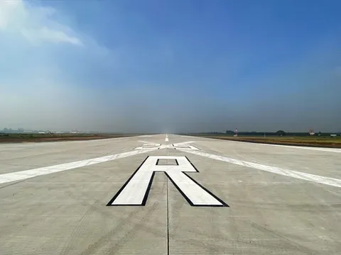 Bị sét đánh trúng, một đường băng sân bay Tân Sơn Nhất phải tạm đóng cửa gần 1 giờ