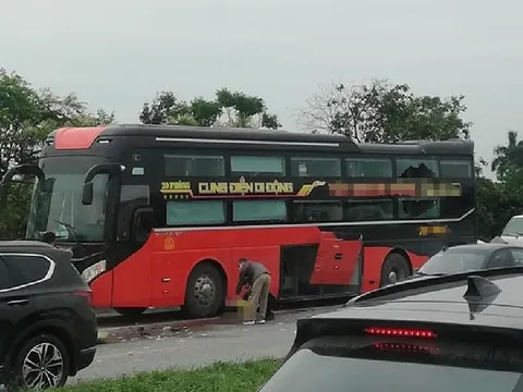 Phụ xe khách bị xe đầu kéo tông tử vong khi đang mở cốp xe