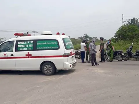 Phát hiện thi thể bị cuốn trong chiếu ở bụi cỏ ven đường