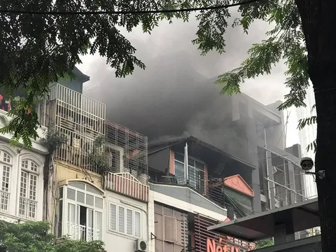 Cháy nhà hàng Nét Huế ở Hà Nội, khói đen cao hàng chục mét