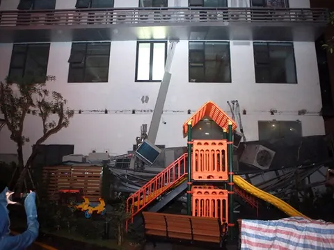 Hà Nội: Giàn cục nóng điều hòa chung cư bất ngờ bị đổ sập trong đêm