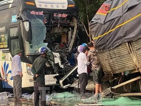 Xe khách va chạm với xe tải, 1 người tử vong