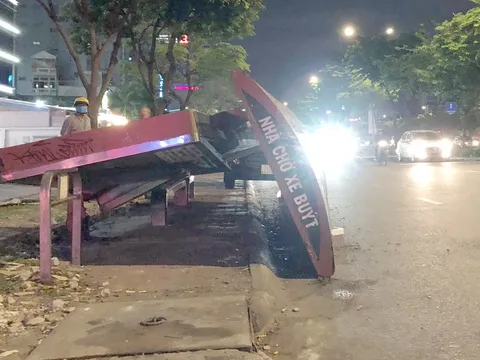 TP.HCM: Nhà chờ xe buýt bất ngờ đổ sập xuống đường