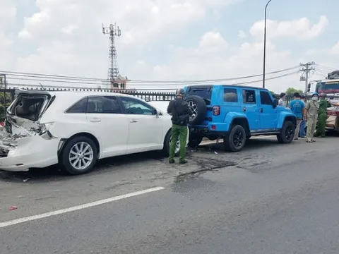 Tài xế gây tai nạn liên hoàn vì phanh gấp né thùng xốp