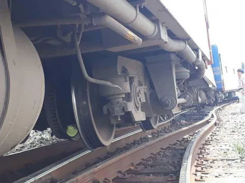 Thanh Hóa: Tàu chở khách trật bánh khỏi đường ray