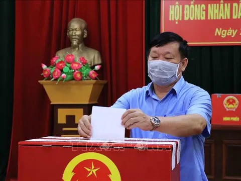 Cử tri tiếp tục đến các điểm bỏ phiếu thực hiện quyền bầu cử