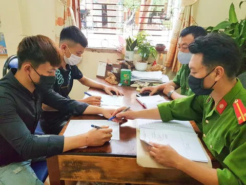 Hai thanh niên bị xử phạt vì vượt tường vào khu cách ly để thăm bạn gái