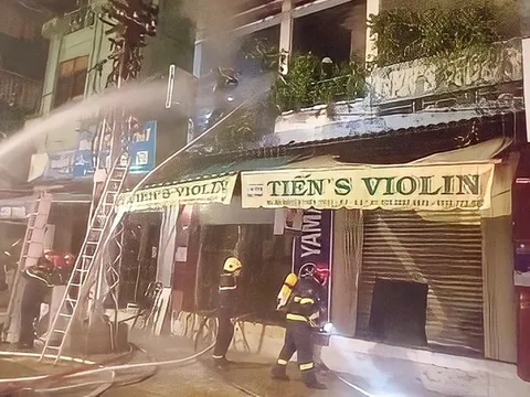 Cháy nhà dân lúc rạng sáng, cảnh sát cắt cửa cuốn giải cứu 4 người bên trong