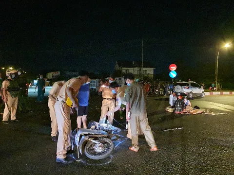 Va chạm với ô tô, người đàn ông đi xe máy ngã xuống đường tử vong