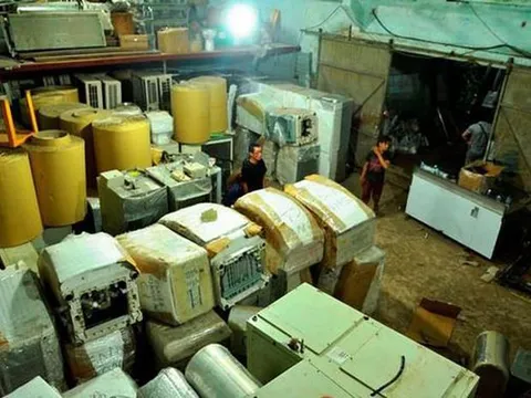 Cán bộ Phòng Cảnh sát Kinh tế Công an TP.HCM bị bắt tạm giam về tội buôn lậu